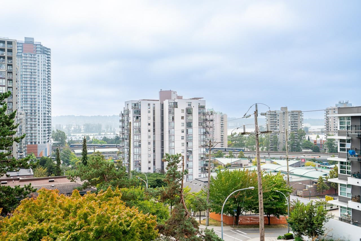 Staircase Photo of 303 121 Tenth Street, New Westminster, BC