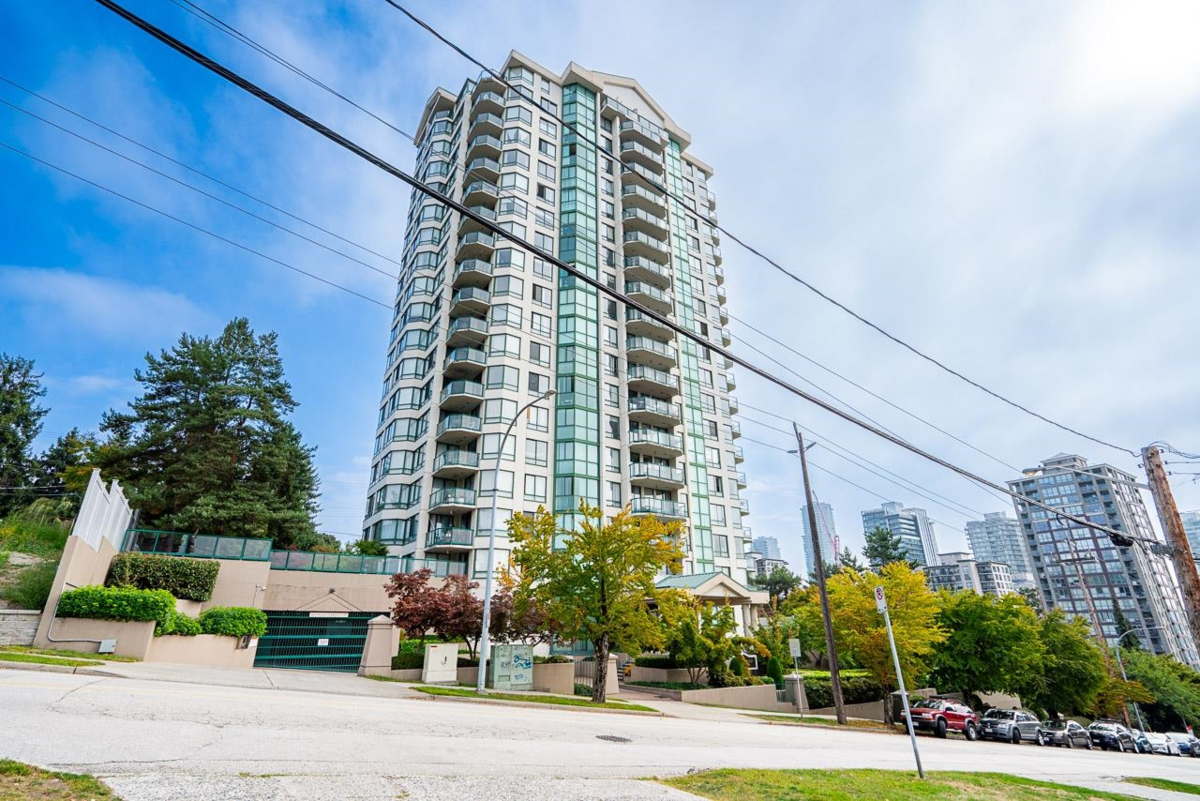 Swimming Pool Photo of 303 121 Tenth Street, New Westminster, BC