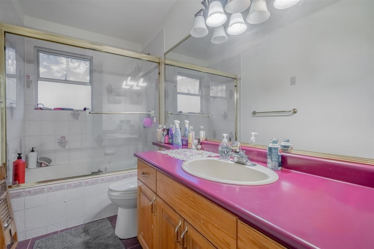 Kitchen Island Photo of 11084 148 Street, Surrey, BC