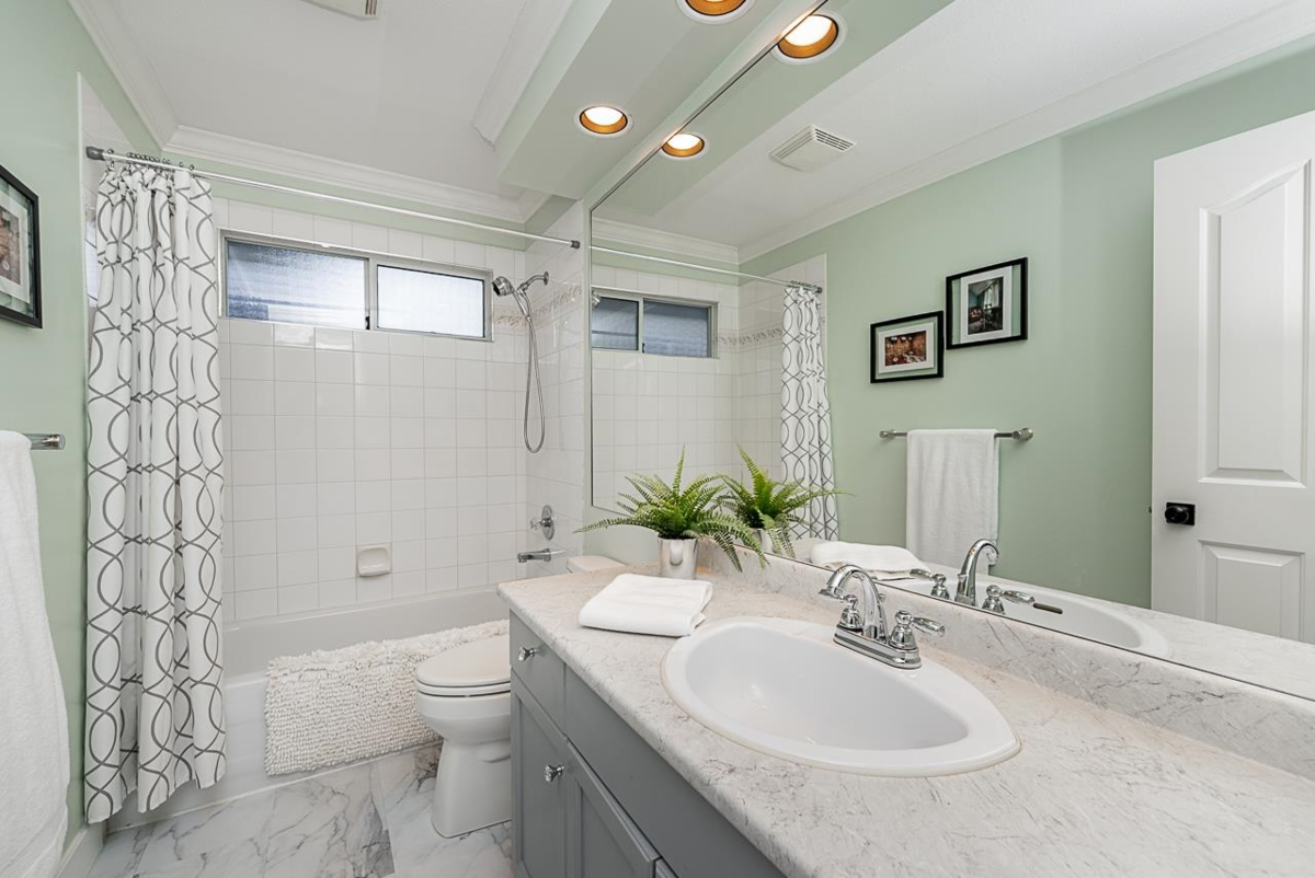 Laundry Room Photo of 16545 10 Avenue, Surrey, BC