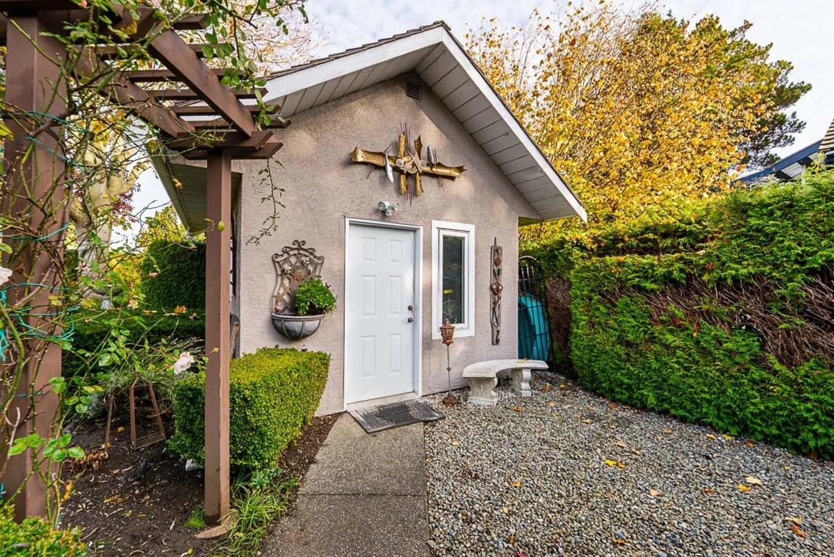 Swimming Pool Photo of 16545 10 Avenue, Surrey, BC