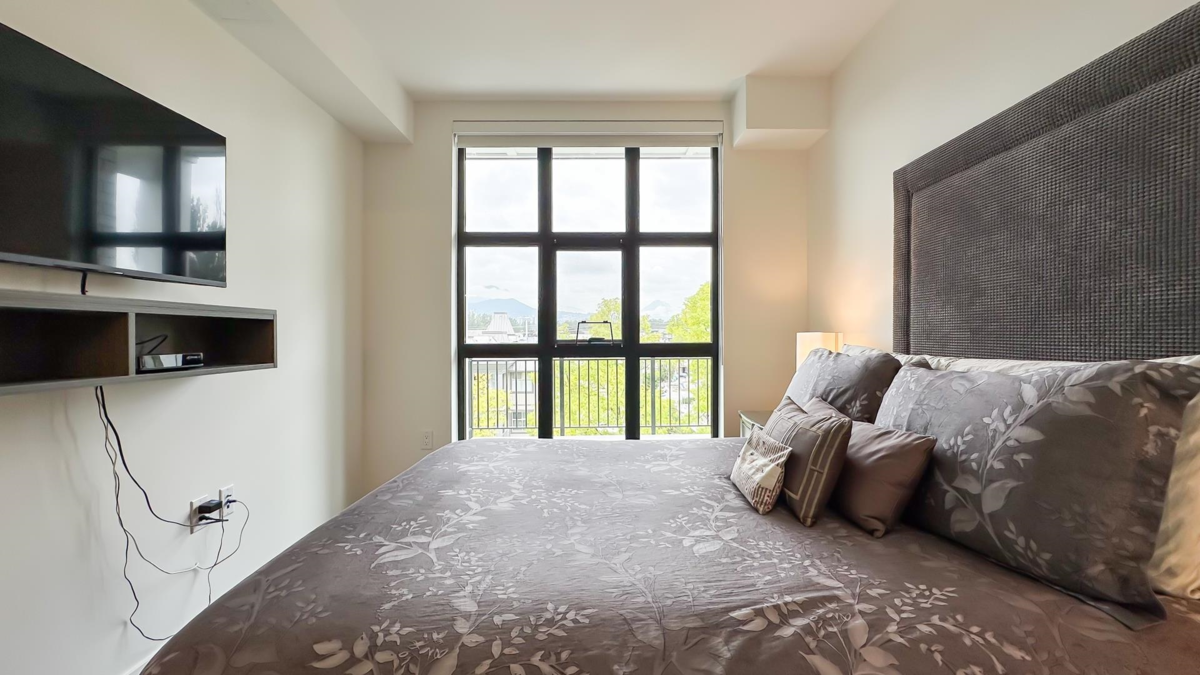 Living Room Photo of 501 2446 Shaughnessy Street, Port Coquitlam, BC