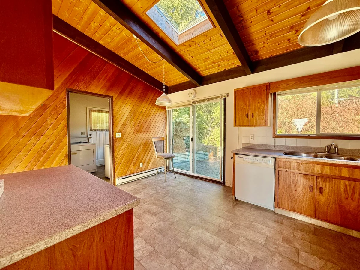 Kitchen Island Photo of 7077 Dale Road, Sechelt, BC