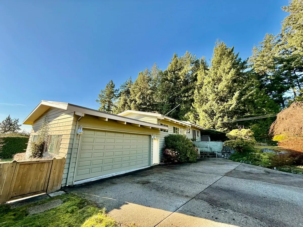 Powder Room Photo of 7077 Dale Road, Sechelt, BC