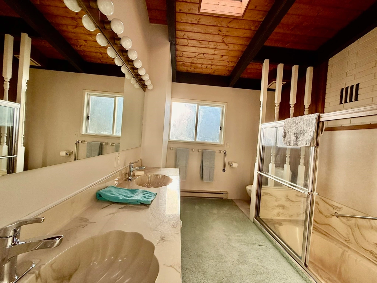 Primary Bathroom Photo of 7077 Dale Road, Sechelt, BC