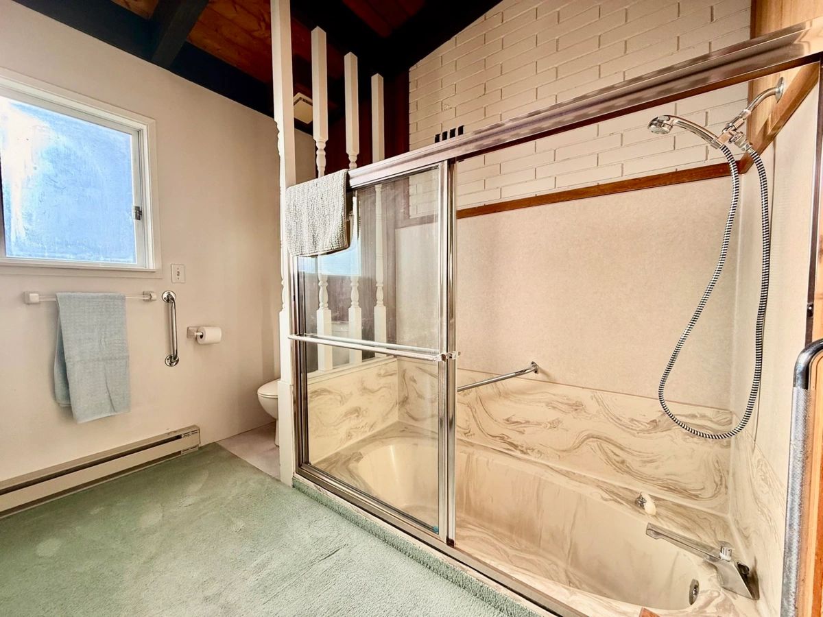 Walk-In Closet Photo of 7077 Dale Road, Sechelt, BC