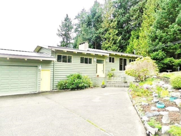 7077 Dale Road, Sechelt, BC, Sechelt — Single Family Residence for sale