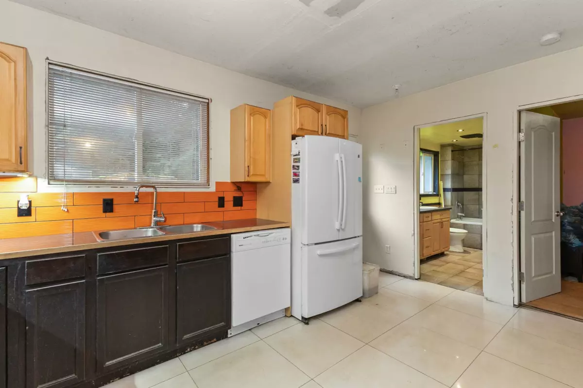 Family Room Photo of 26814 Dewdney Trunk Road, Maple Ridge, BC