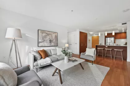 304 221 E 3rd Street, North Vancouver, BC, North Vancouver — Apartment/Condo for sale