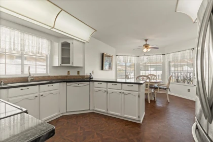 Kitchen Island Photo of 4 1450 Mccallum Road, Abbotsford, BC