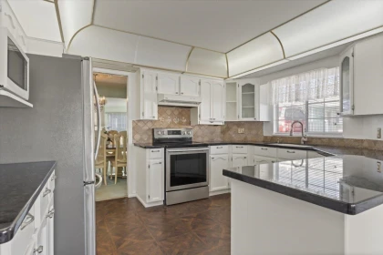 Kitchen Photo of 4 1450 Mccallum Road, Abbotsford, BC