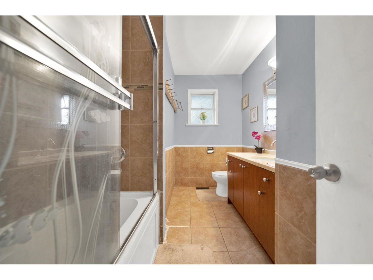 Primary Bathroom Photo of 12627 58 Avenue, Surrey, BC