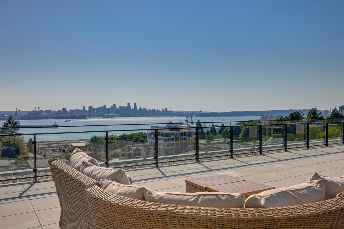 Entry Foyer Photo of 564 422 E 3rd Street, North Vancouver, BC