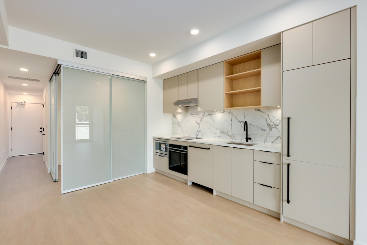 Kitchen Island Photo of 564 422 E 3rd Street, North Vancouver, BC