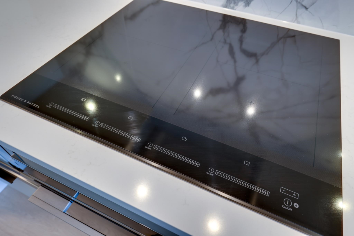 Primary Bathroom Photo of 564 422 E 3rd Street, North Vancouver, BC