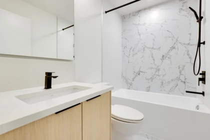 564 422 E 3rd Street, North Vancouver, BC