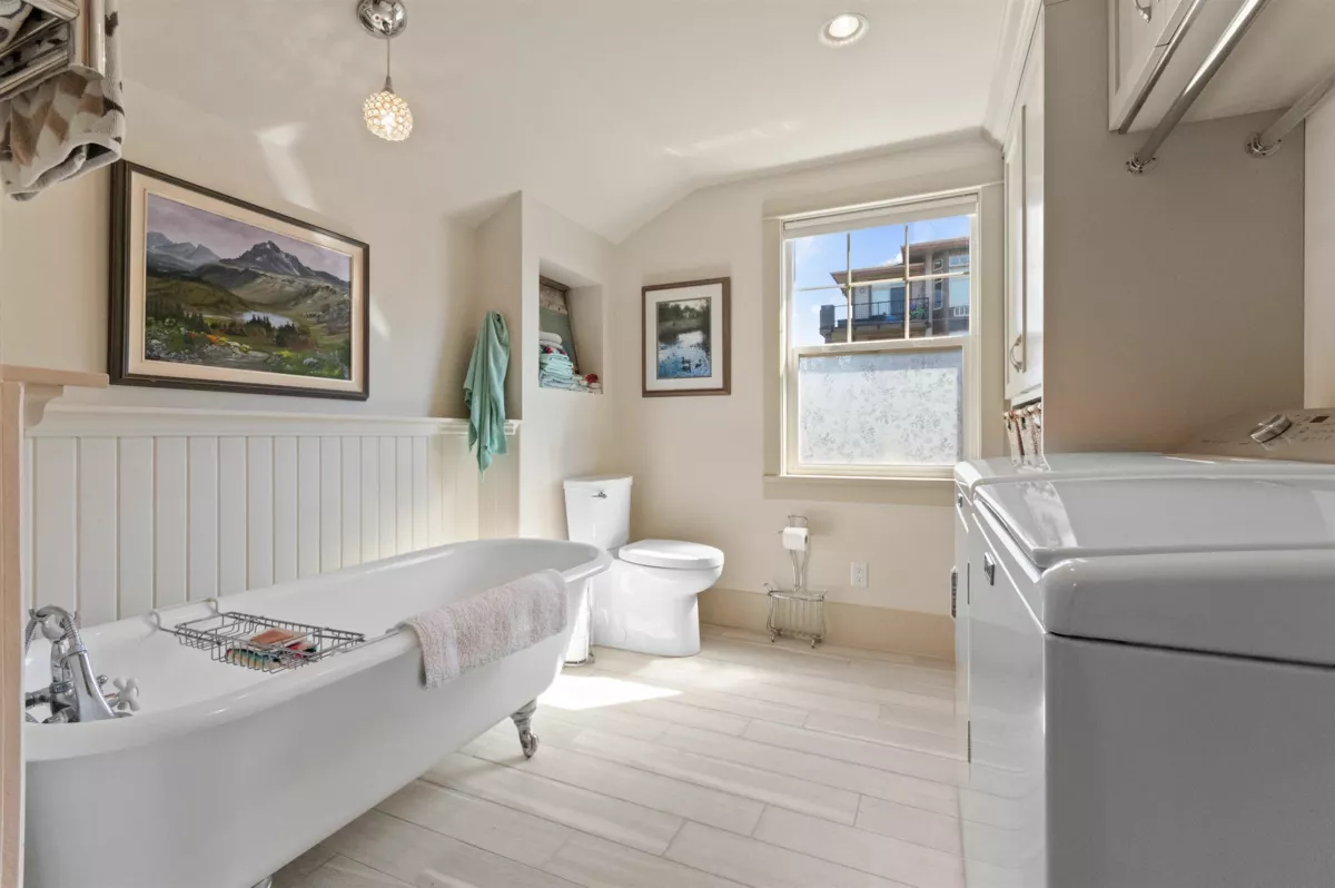 Hallway Photo of 46028 First Avenue, Chilliwack, BC