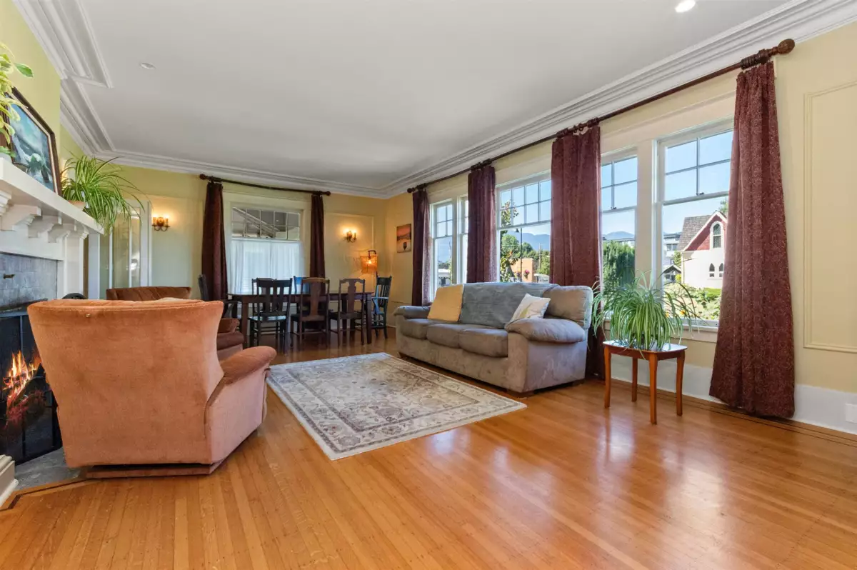 Kitchen Island Photo of 46028 First Avenue, Chilliwack, BC