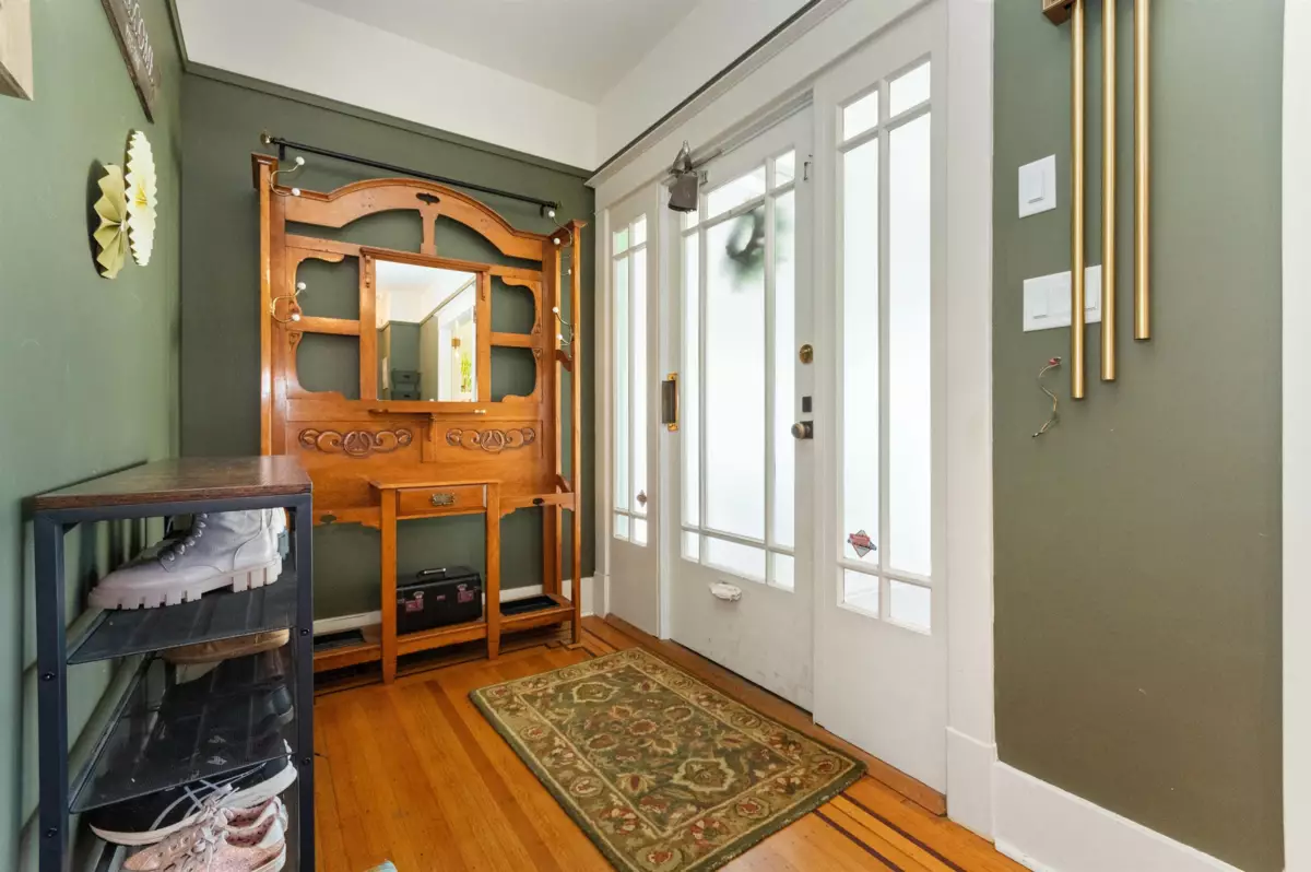 Kitchen Photo of 46028 First Avenue, Chilliwack, BC