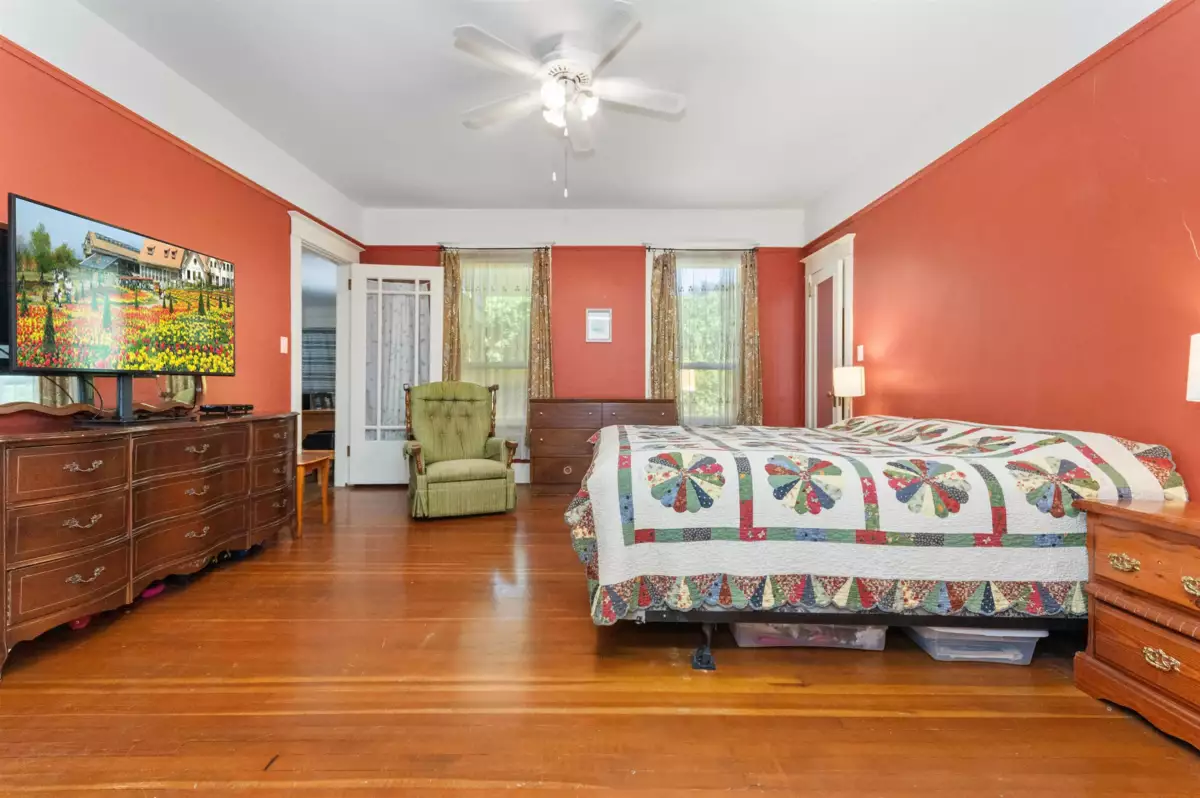 Primary Bathroom Photo of 46028 First Avenue, Chilliwack, BC