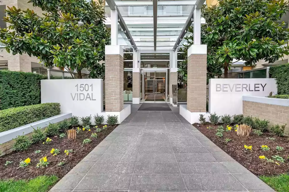 Entry Foyer Photo of 103 1501 Vidal Street, White Rock, BC