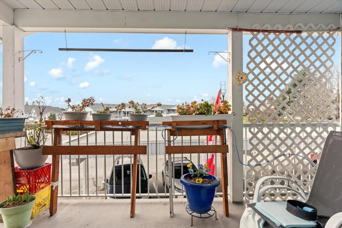 Breakfast Nook Photo of 256 32691 Garibaldi Drive, Abbotsford, BC