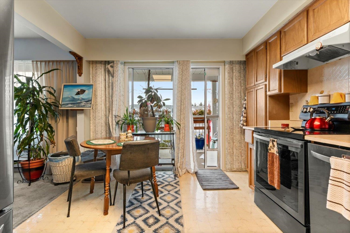 Kitchen Island Photo of 256 32691 Garibaldi Drive, Abbotsford, BC