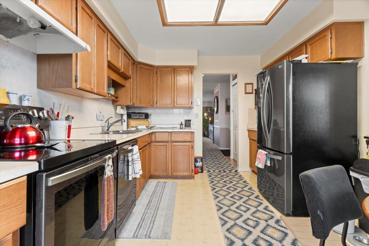 Kitchen Photo of 256 32691 Garibaldi Drive, Abbotsford, BC