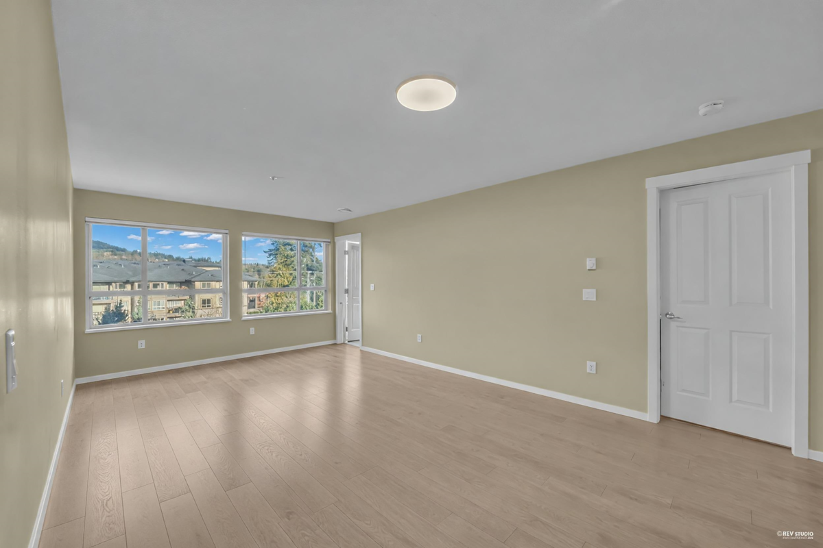 Family Room Photo of 310 3156 Dayanee Springs Boulevard, Coquitlam, BC
