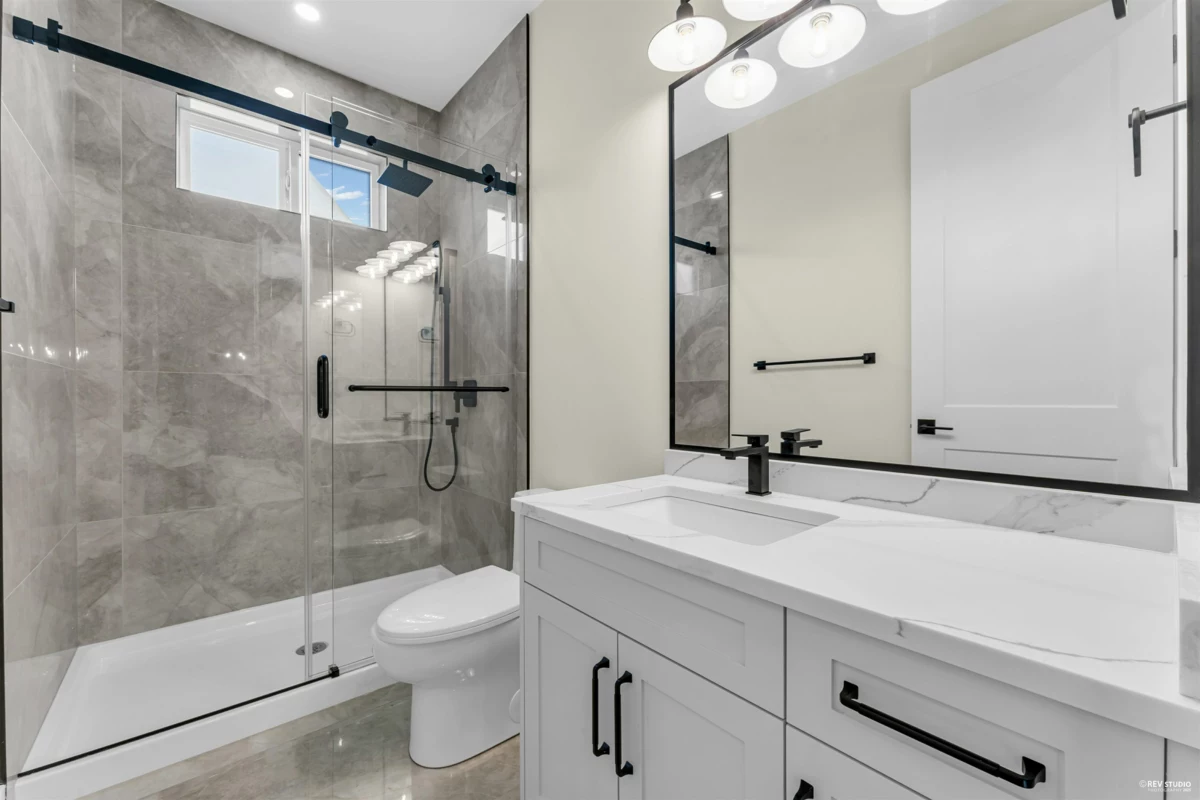 Primary Bathroom Photo of 11741 80 Avenue, Delta, BC