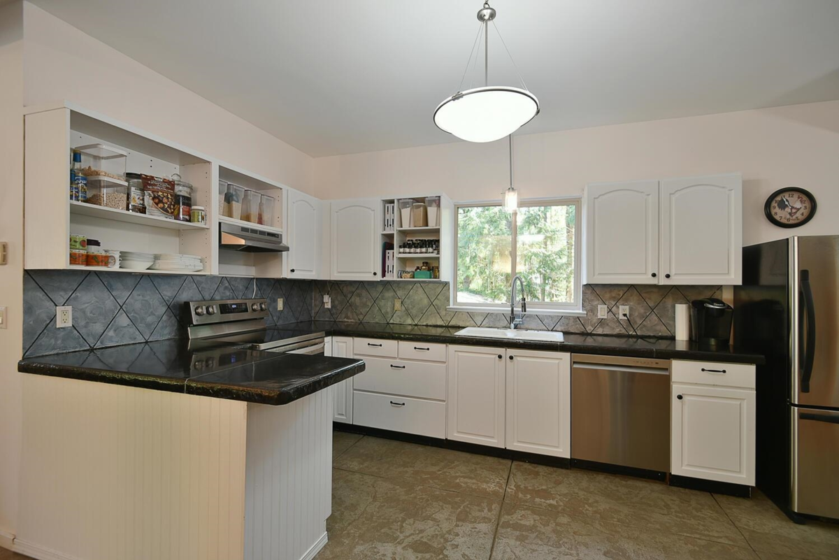 Basement Recreation Room Photo of 12886 Lagoon Road, Madeira Park, BC