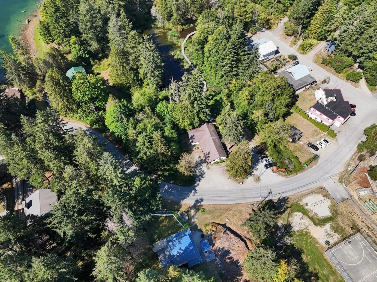 Breakfast Nook Photo of 12886 Lagoon Road, Madeira Park, BC