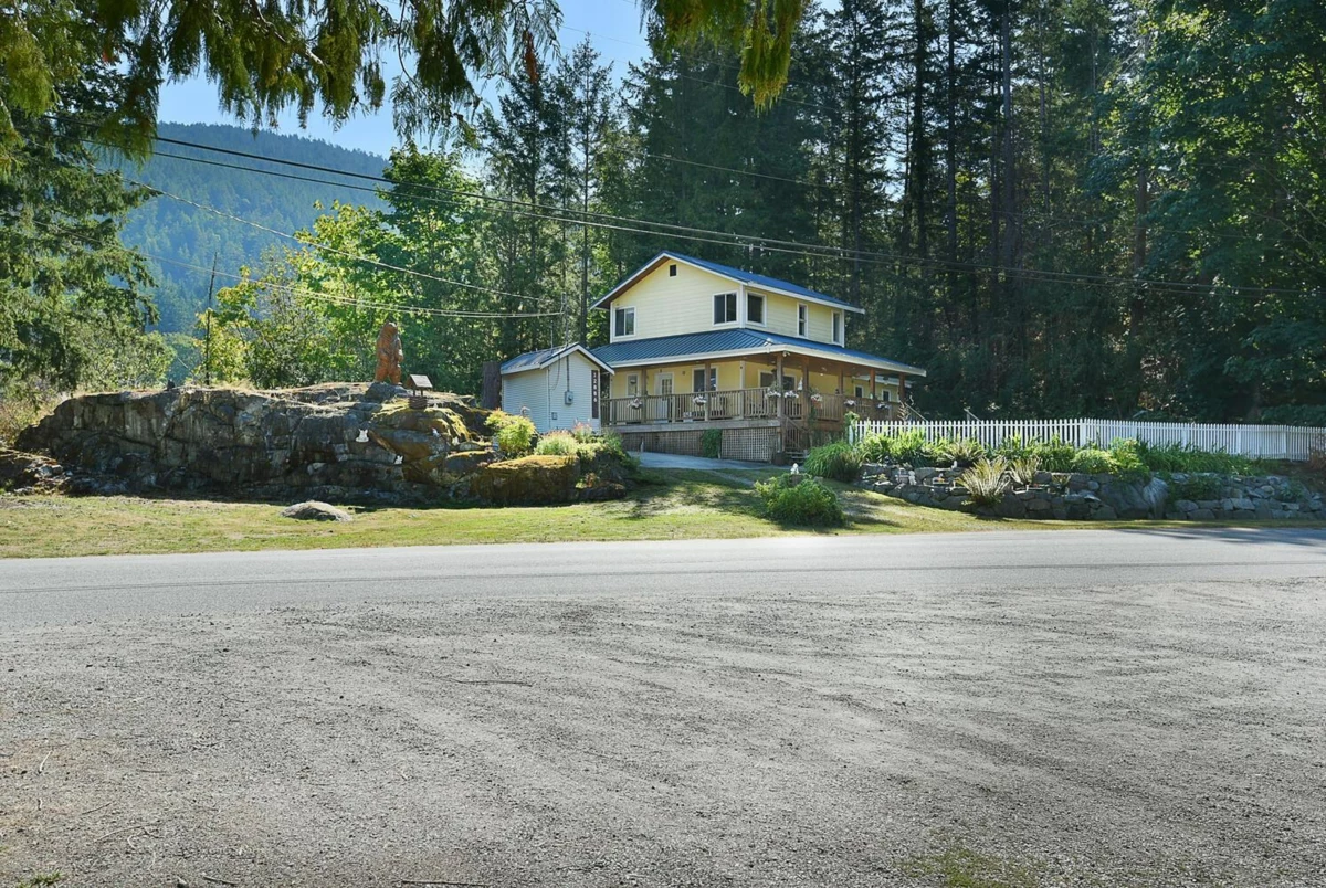 Dining Area Photo of 12886 Lagoon Road, Madeira Park, BC