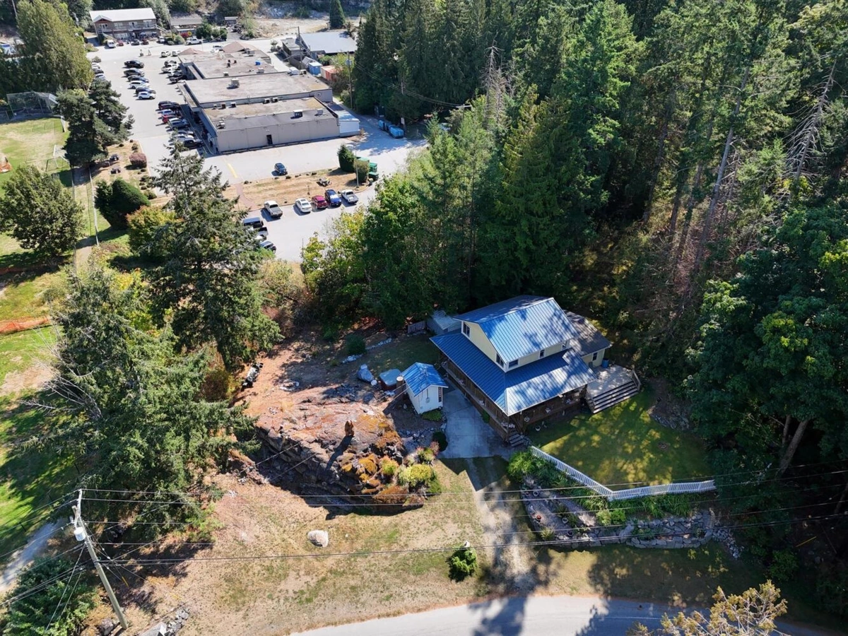 Family Room Photo of 12886 Lagoon Road, Madeira Park, BC
