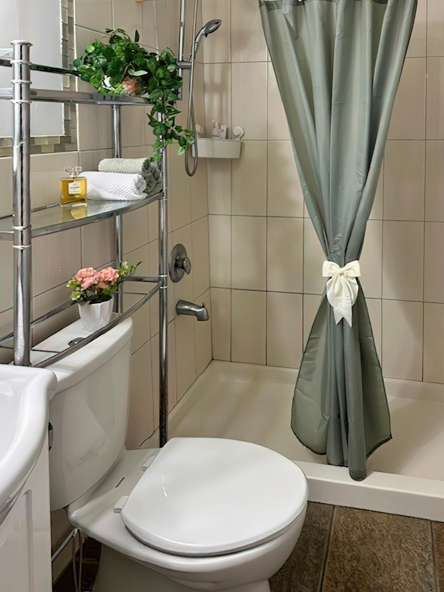 Hallway Photo of 12886 Lagoon Road, Madeira Park, BC