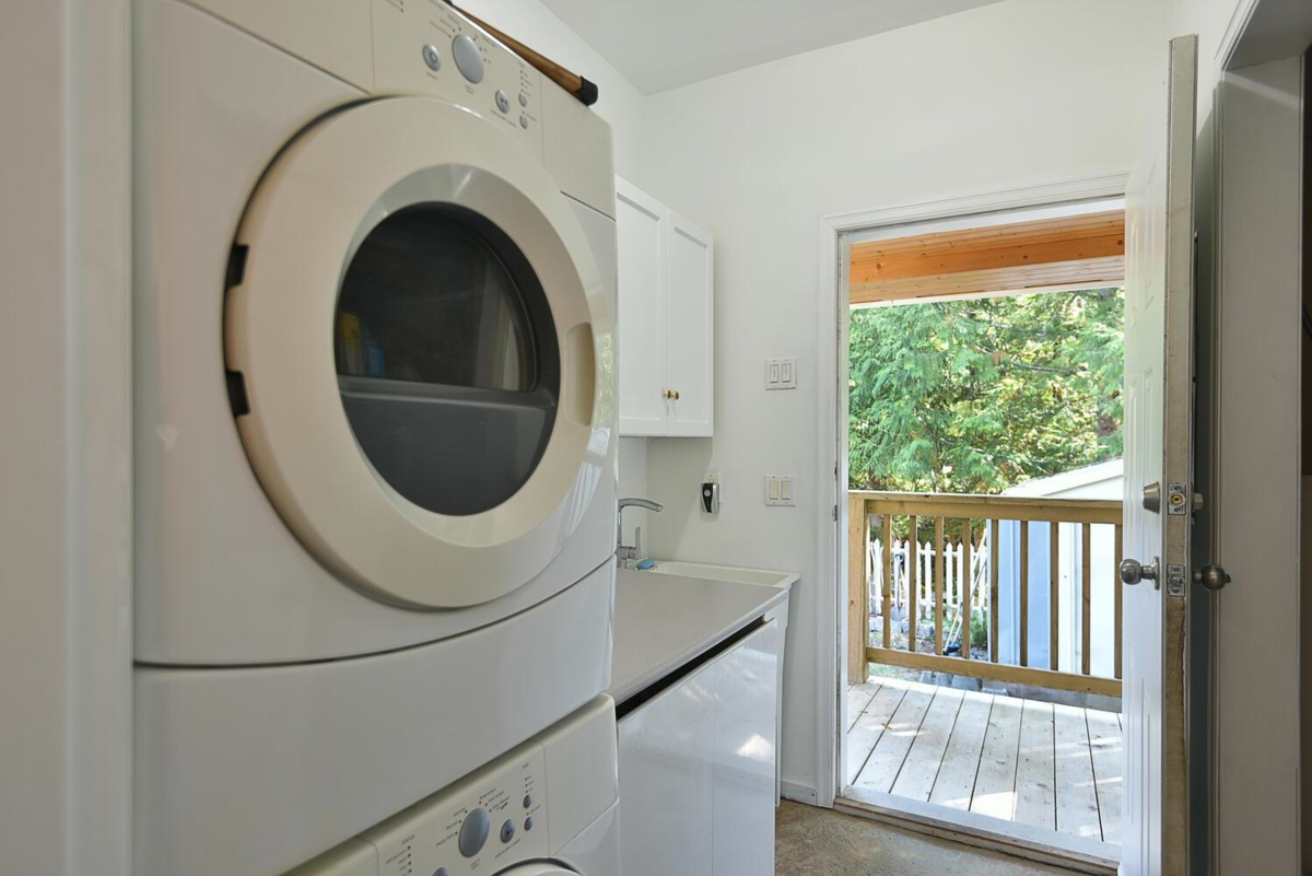 Hot Tub / Spa Photo of 12886 Lagoon Road, Madeira Park, BC