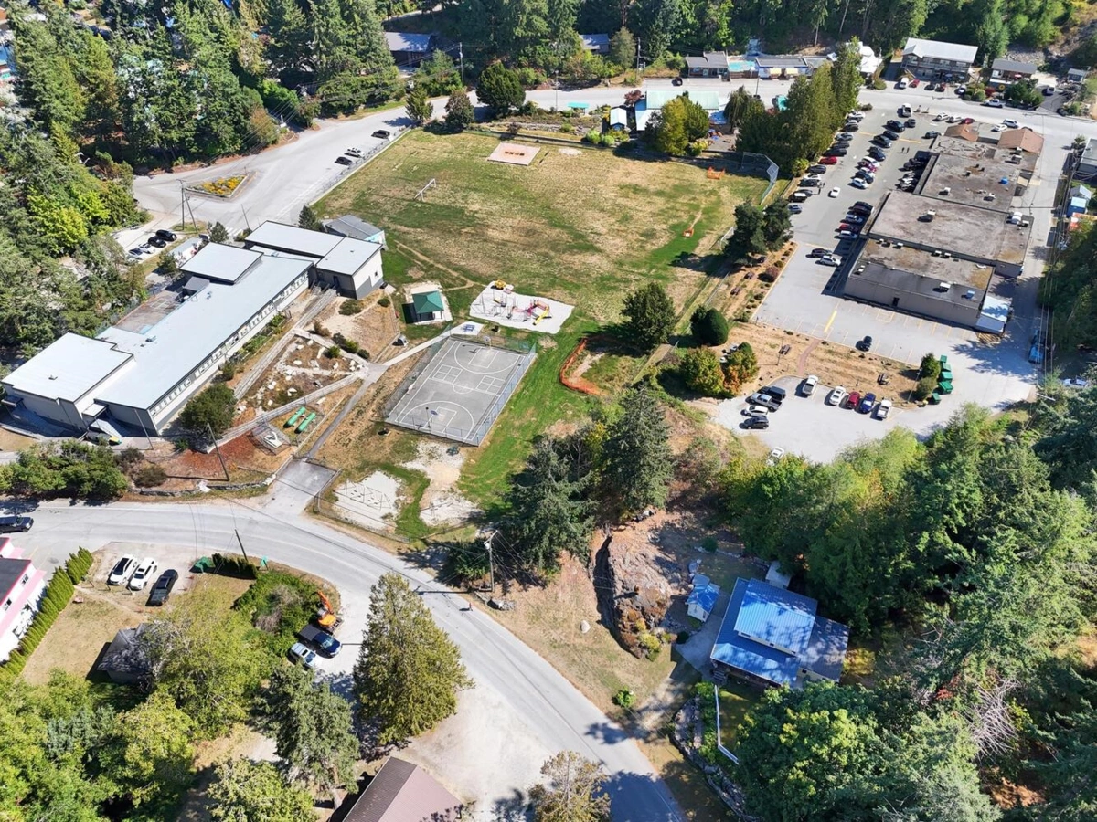 Kitchen Island Photo of 12886 Lagoon Road, Madeira Park, BC