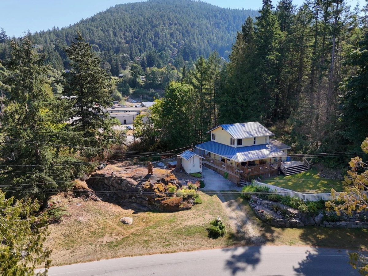 Kitchen Photo of 12886 Lagoon Road, Madeira Park, BC