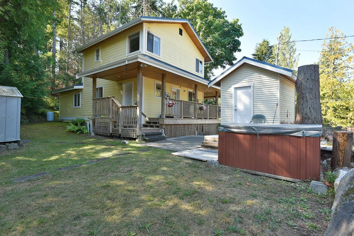 Outdoor Kitchen Photo of 12886 Lagoon Road, Madeira Park, BC