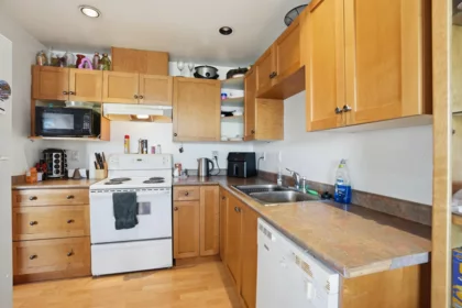 Kitchen Island Photo of B 403 Alder Street, North Vancouver, BC