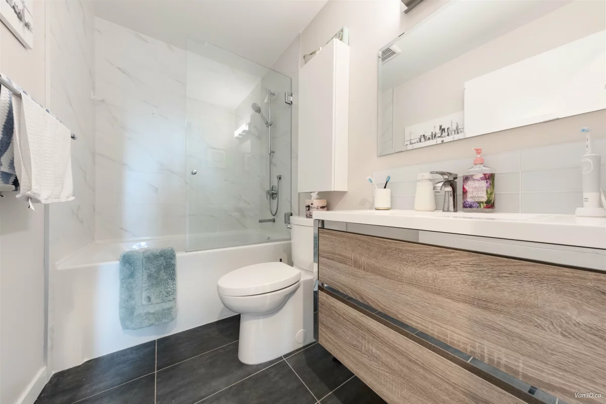 Front Yard Photo of 949 Hartford Place, North Vancouver, BC