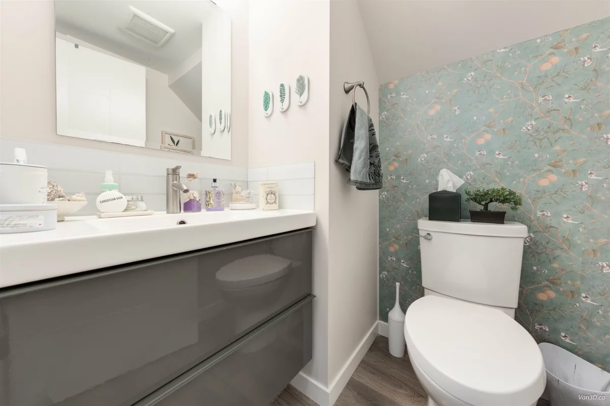 Garden / Landscaping Photo of 949 Hartford Place, North Vancouver, BC