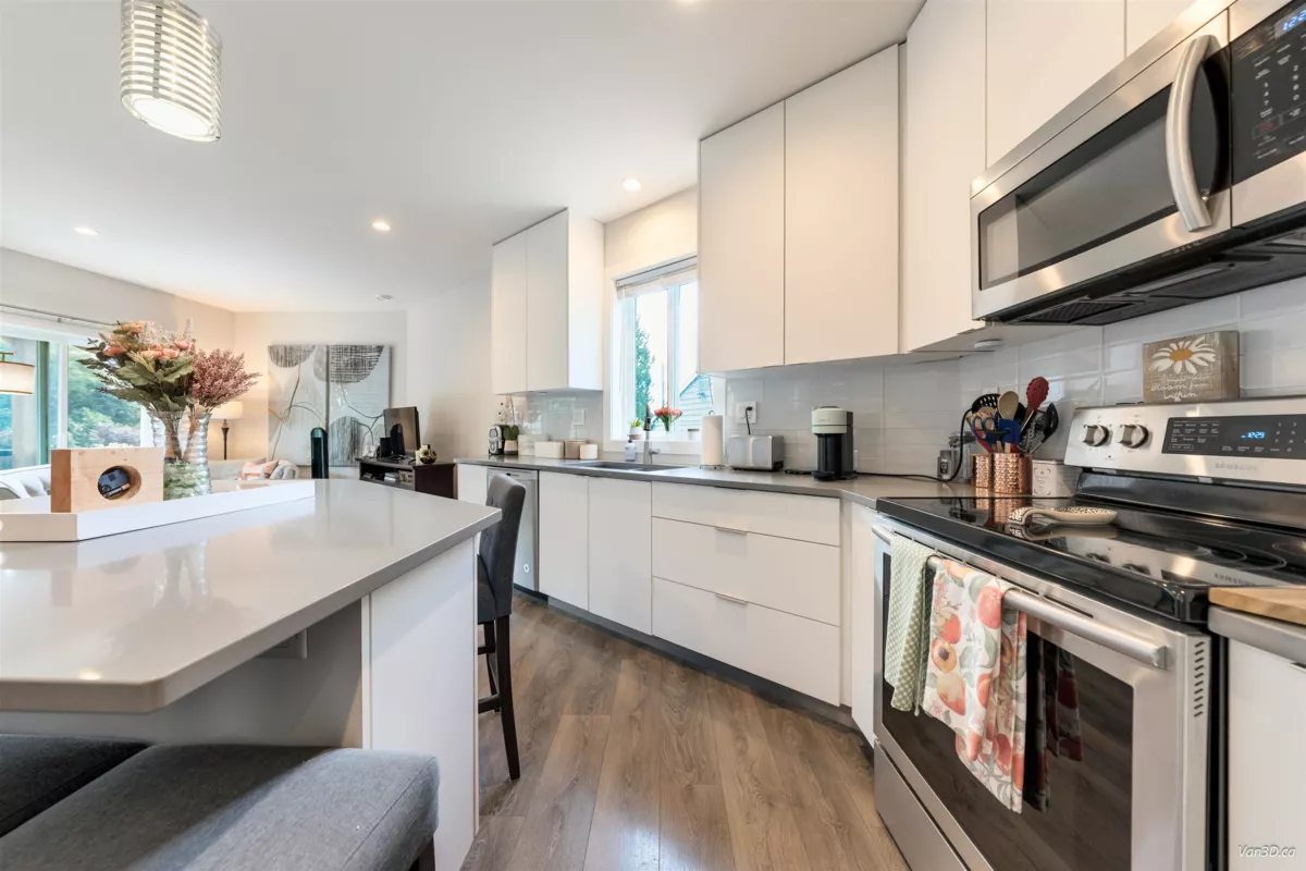 Outdoor Deck Photo of 949 Hartford Place, North Vancouver, BC