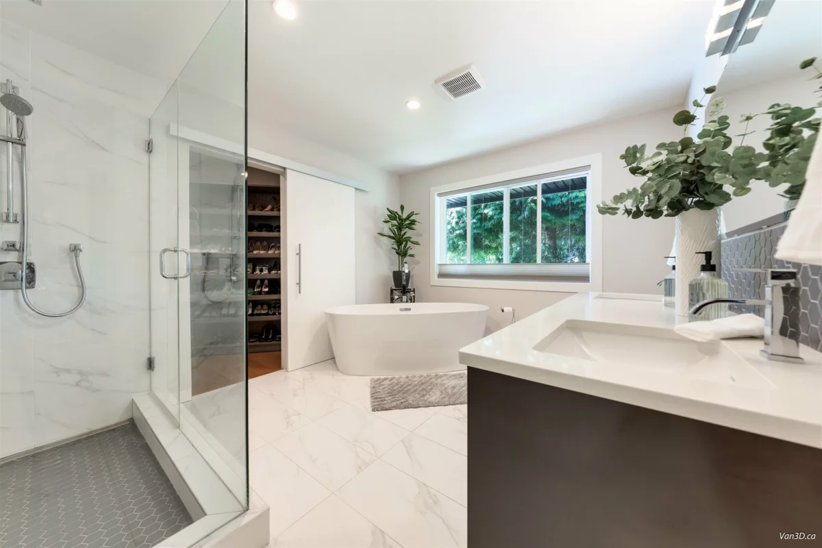 Primary Bathroom Photo of 949 Hartford Place, North Vancouver, BC