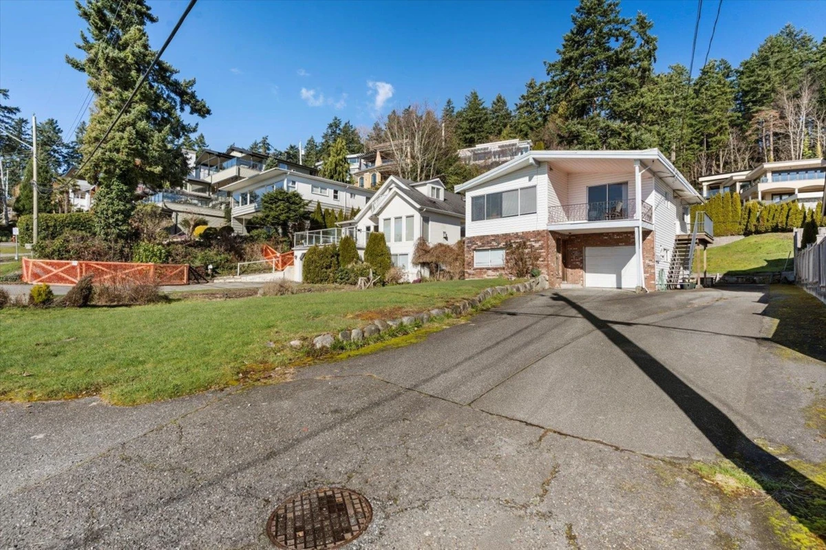 Family Room Photo of 14667 W Beach Avenue, White Rock, BC