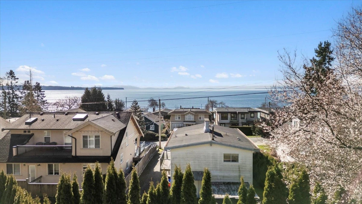 Living Room Photo of 14667 W Beach Avenue, White Rock, BC