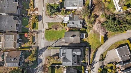 Front Yard Photo of 14667 W Beach Avenue, White Rock, BC