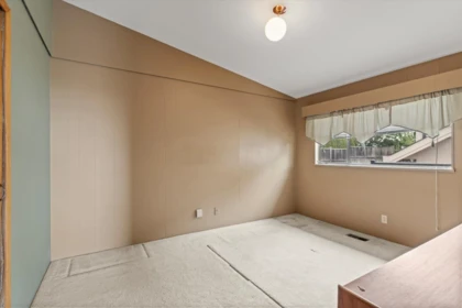 Guest Bathroom Photo of 14667 W Beach Avenue, White Rock, BC