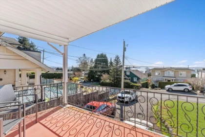 Kitchen Photo of 14667 W Beach Avenue, White Rock, BC