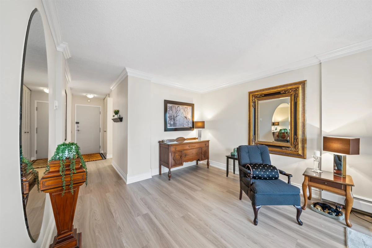 Dining Area Photo of 502 710 Seventh Avenue, New Westminster, BC